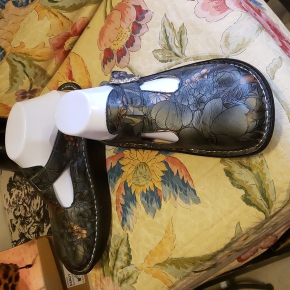 Alegria by PG Lite, Mary Jane Clogs, Size 37. - Picture 2 of 7